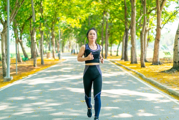 Femme asiatique, jogging, et, courant, à, parc