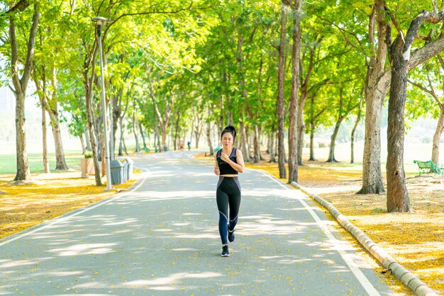 Femme asiatique, jogging, et, courant