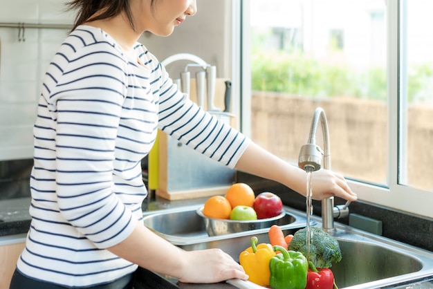 Femme asiatique, lavage, légumes, dans cuisine