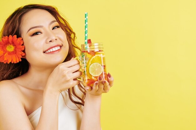 Femme asiatique, à, limonade