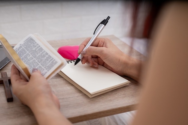 Femme asiatique lisant et étudiant la bible le matin, la spiritualité et la religion, les concepts religieux.