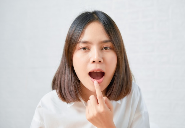 Femme asiatique magnifique charmant touche sa bouche avec sa main.