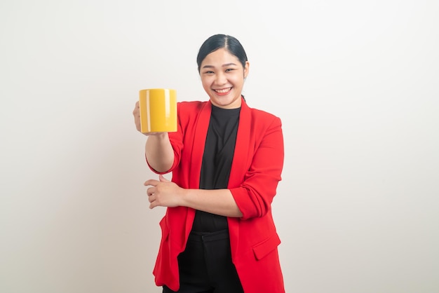 Femme asiatique avec la main tenant une tasse de café sur fond blanc