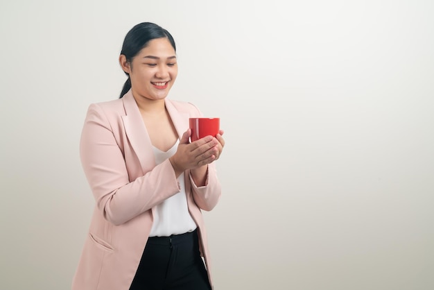 Femme asiatique avec la main tenant une tasse de café sur fond blanc