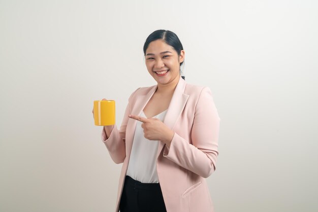 Femme asiatique avec la main tenant une tasse de café sur fond blanc