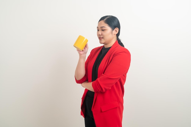 femme asiatique, à, main, tenue, tasse café