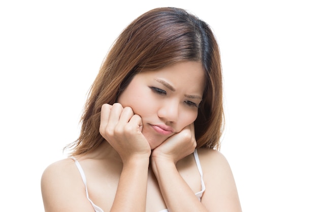 Femme asiatique mal de dents isolée sur blanc