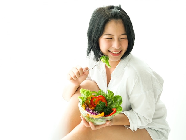 Femme asiatique, manger, salade