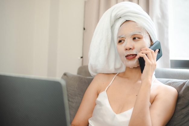 Femme asiatique avec masque cosmétique soins de la peau au spa de traitement sain du corps