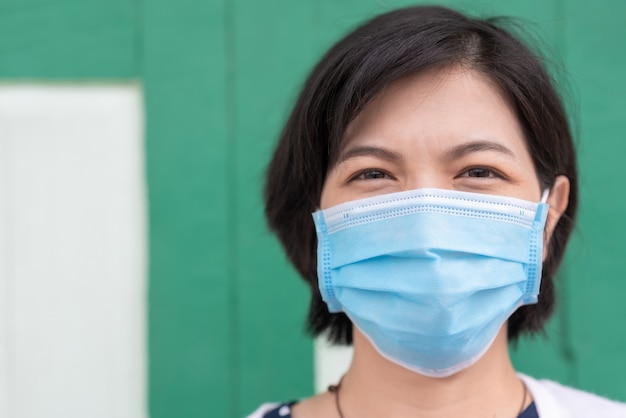 Femme asiatique en masque facial en plein air.