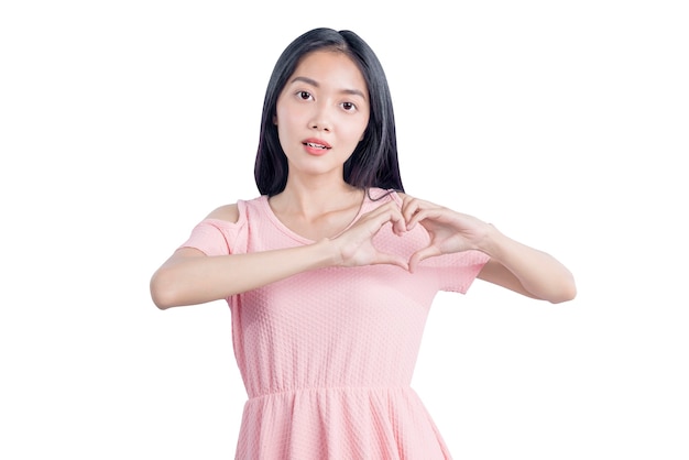 Femme asiatique montrant la forme du coeur avec les mains isolés sur fond blanc