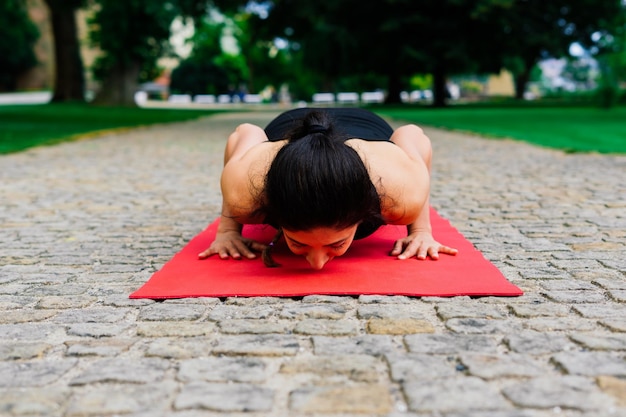 Femme asiatique mûre faisant de l'exercice de yoga dans le parc Concept de mode de vie fitness et sain