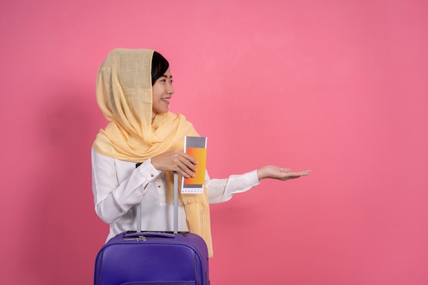 Femme asiatique musulmane avec foulard présentant l'espace de copie