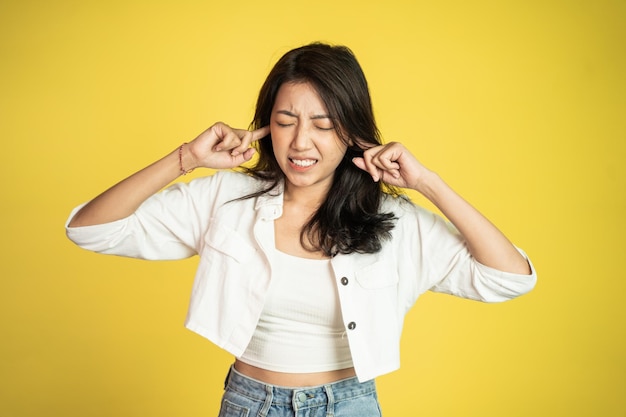 Une femme asiatique ne veut pas entendre de bruit trop fort