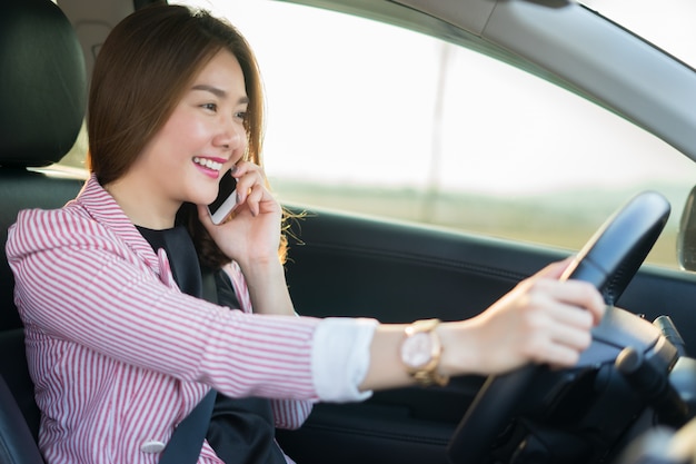 Femme asiatique parle par appel mobile sur un téléphone cellulaire