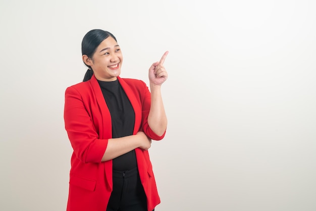 Femme asiatique pensant avec un fond blanc