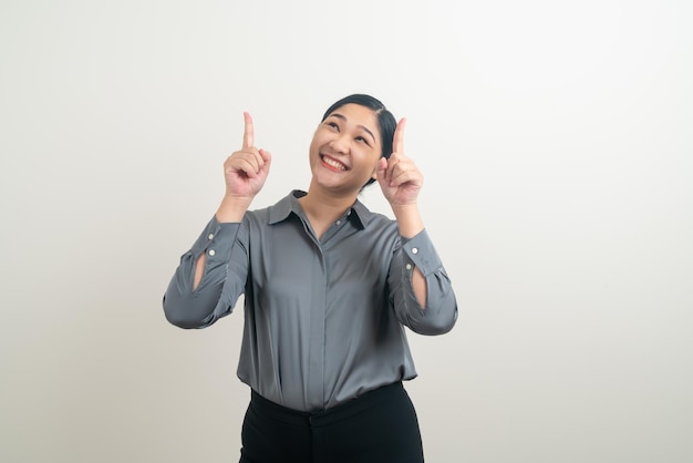 Femme asiatique pensant avec un fond blanc