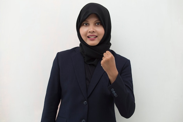 Femme asiatique portant le hijab heureux et excité célébrant la victoire exprimant l'énergie de puissance de grand succès et les émotions positives célèbre le nouvel emploi joyeux