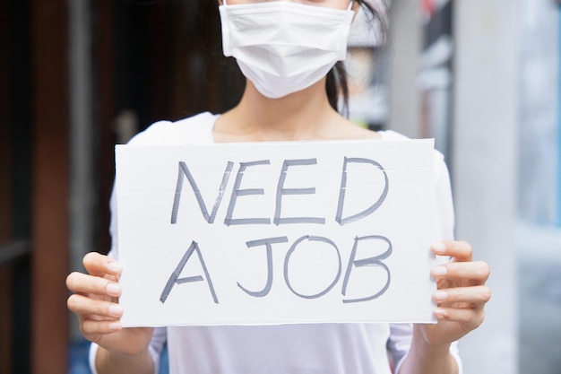 Une femme asiatique portant un masque facial n'ayant pas d'argent en raison d'une interruption de l'emploi après la pandémie de COVID19 a conduit à la récession économique