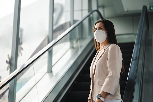 Femme asiatique portant un masque facial pour protéger contre le virus. Concept de coronavirus COVID-19.