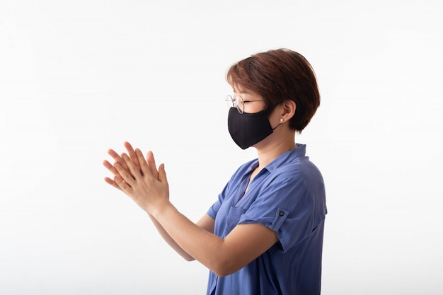 Une femme asiatique portant un masque, se laver les mains avec du gel d'alcool, le concept de la propagation du virus corona