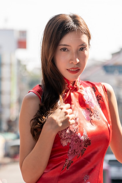 Femme asiatique portant une robe rouge Cheongsam à China Town