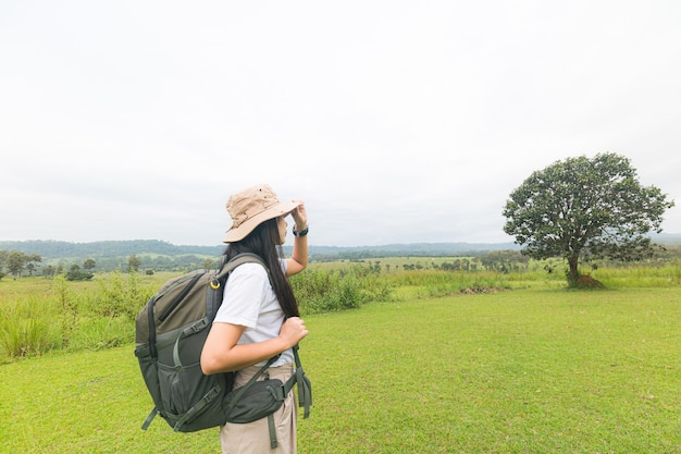 Femme asiatique portant un sac de randonnée Backpacker Concept