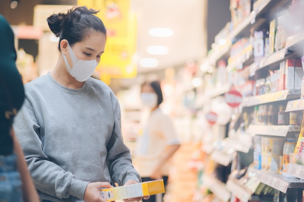 Femme asiatique, porter, a, masque, dans, les, supermarché