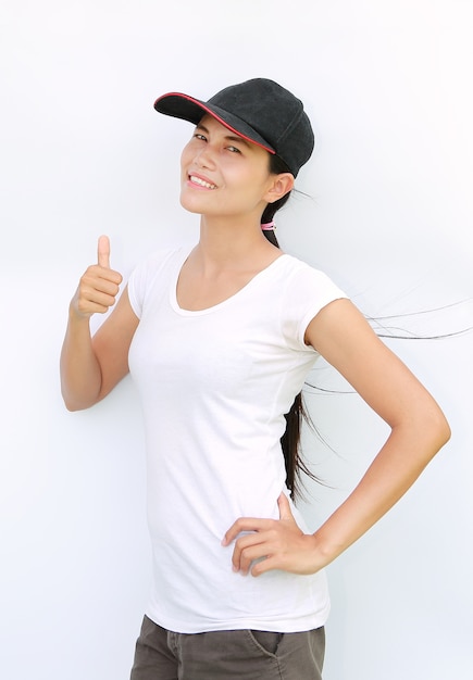 Femme Asiatique Porter T-shirt Et Casquette Montrant Le Pouce Vers Le Haut Sur Fond Blanc