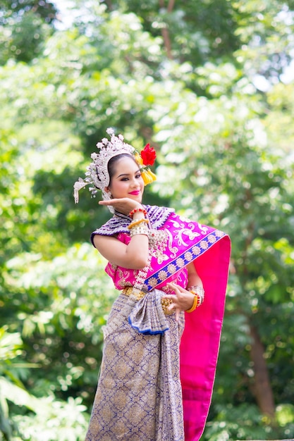 Photo femme asiatique, porter, traditionnel, thaï, robe, national, argent, et, rose, costume