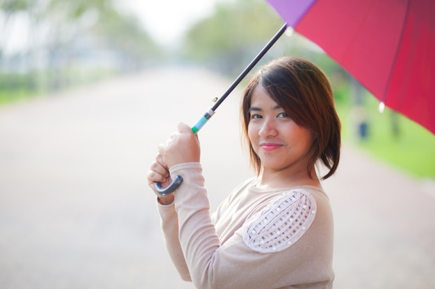 Femme asiatique portrait avec un parapluie.