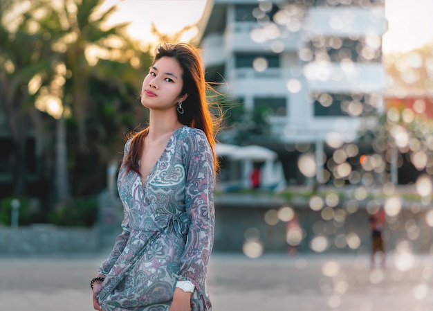 Femme asiatique avec portrait de peau de beauté blanche sur une plage