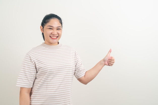 femme asiatique, à, pouce haut, fond blanc