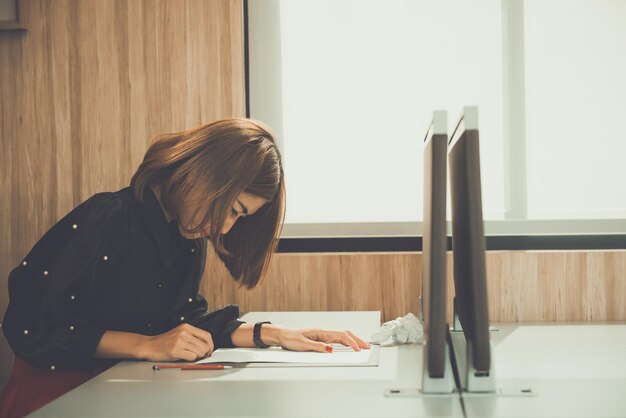 Femme asiatique pour travailler avec le stress au bureau