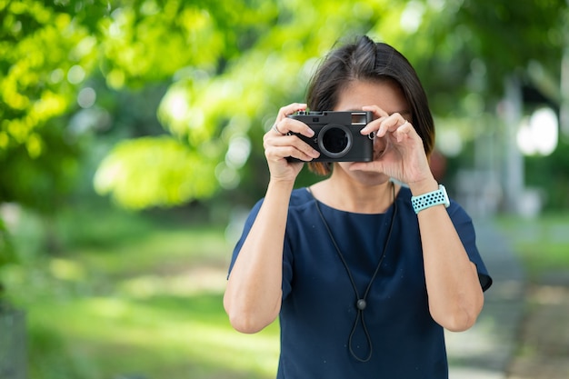 Femme asiatique prenant des photos, photographe professionnel