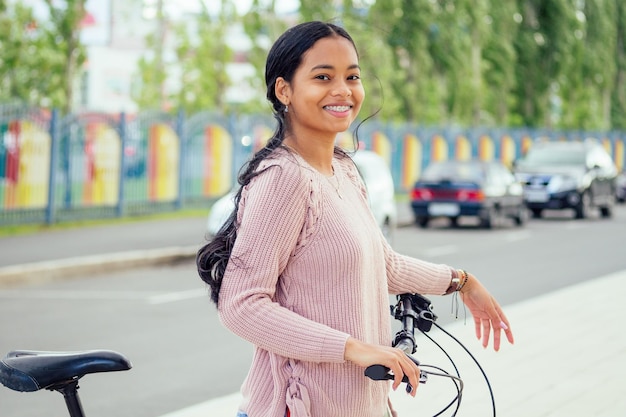 Femme asiatique prenant un vélo à louer au centre-ville