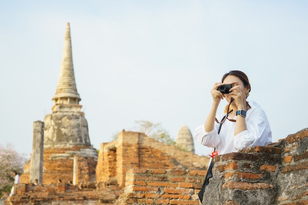 Femme asiatique, prendre, photographie, et, voyager