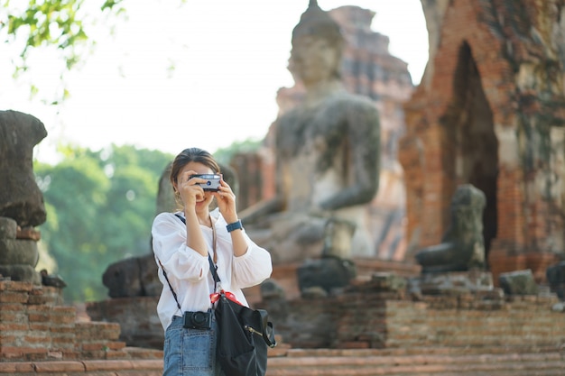 Femme asiatique, prendre, photographie, et, voyager