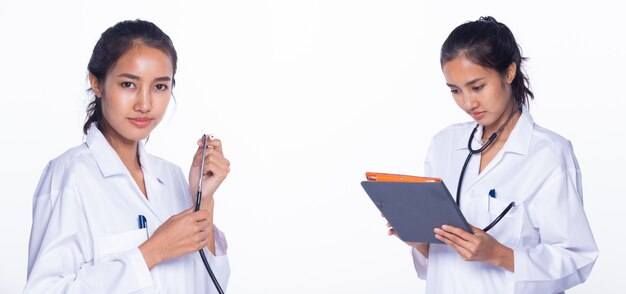 Femme asiatique professionnelle belle infirmière médecin en uniforme de laboratoire avec stéthoscope sur le cou et contrôle des sourires de tablette à l'hôpital médical, éclairage de studio sur fond blanc, portrait de groupe de collage