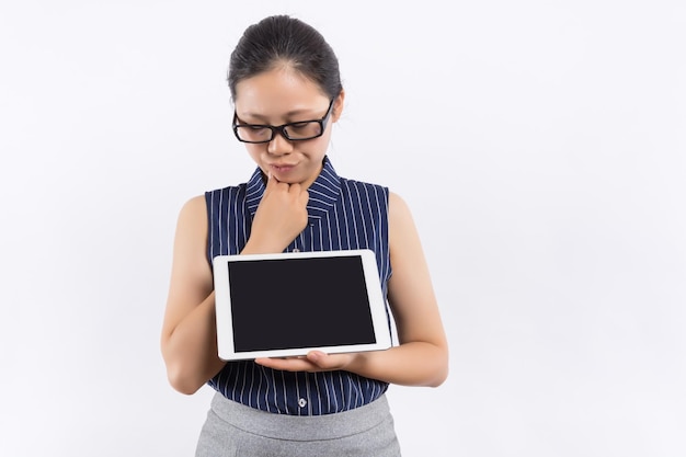 Femme asiatique regardant l'humeur joyeuse de l'iPad