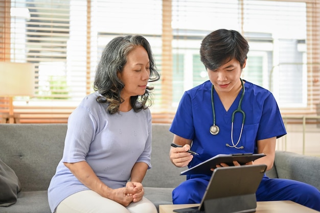 Une femme asiatique à la retraite a un rendez-vous médical avec un médecin à l'hôpital