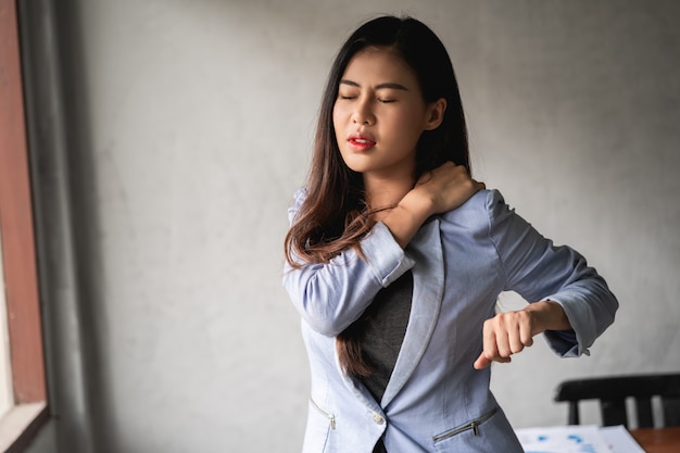 Une Femme Asiatique A Un Rhume Et Des Symptômes De Toux, De Fièvre, De Maux De Tête Et De Douleurs