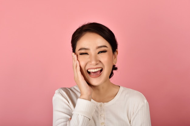 Femme asiatique, rire, et, apprécier, sur, mur rose
