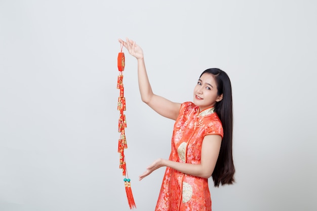 Femme asiatique en robe longue traditionnelle chinoise