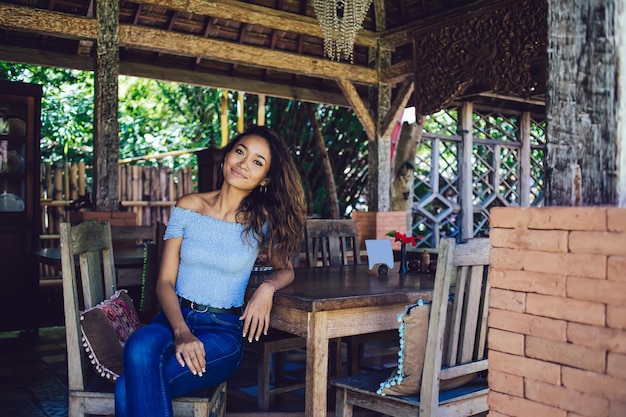 femme asiatique, s'asseoir chaise, table, sourire