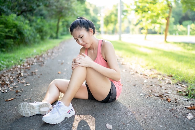 Une femme asiatique s'est blessée à la jambe et au genou en courant dans un parc.