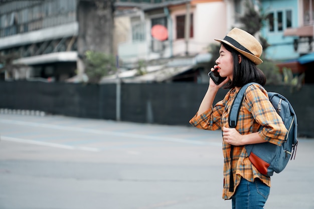 Femme asiatique sac à dos voyageant en ville, voyage sur le concept de vacances.