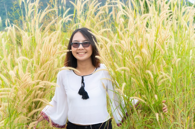 Femme asiatique se détendre dans l'herbe.