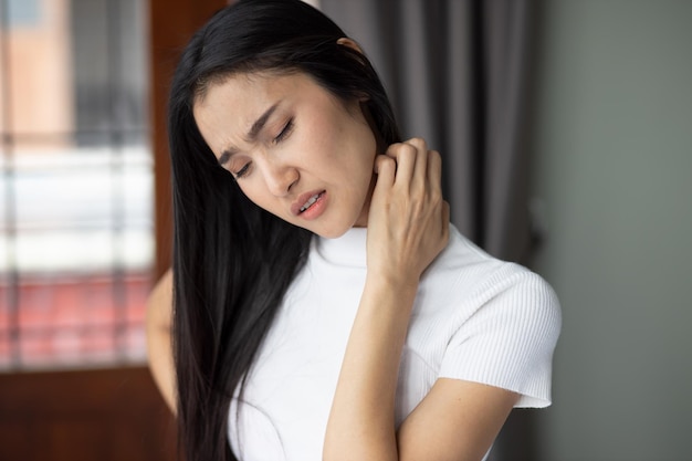 Photo femme asiatique se grattant la peau du cou concept de peau sèche allergique derme inflammation champignon infection dermatologie maladie eczéma éruption cutanée soins de la peau