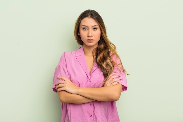 Femme asiatique se sentant mécontente et déçue, semblant sérieusement ennuyée et en colère avec les bras croisés